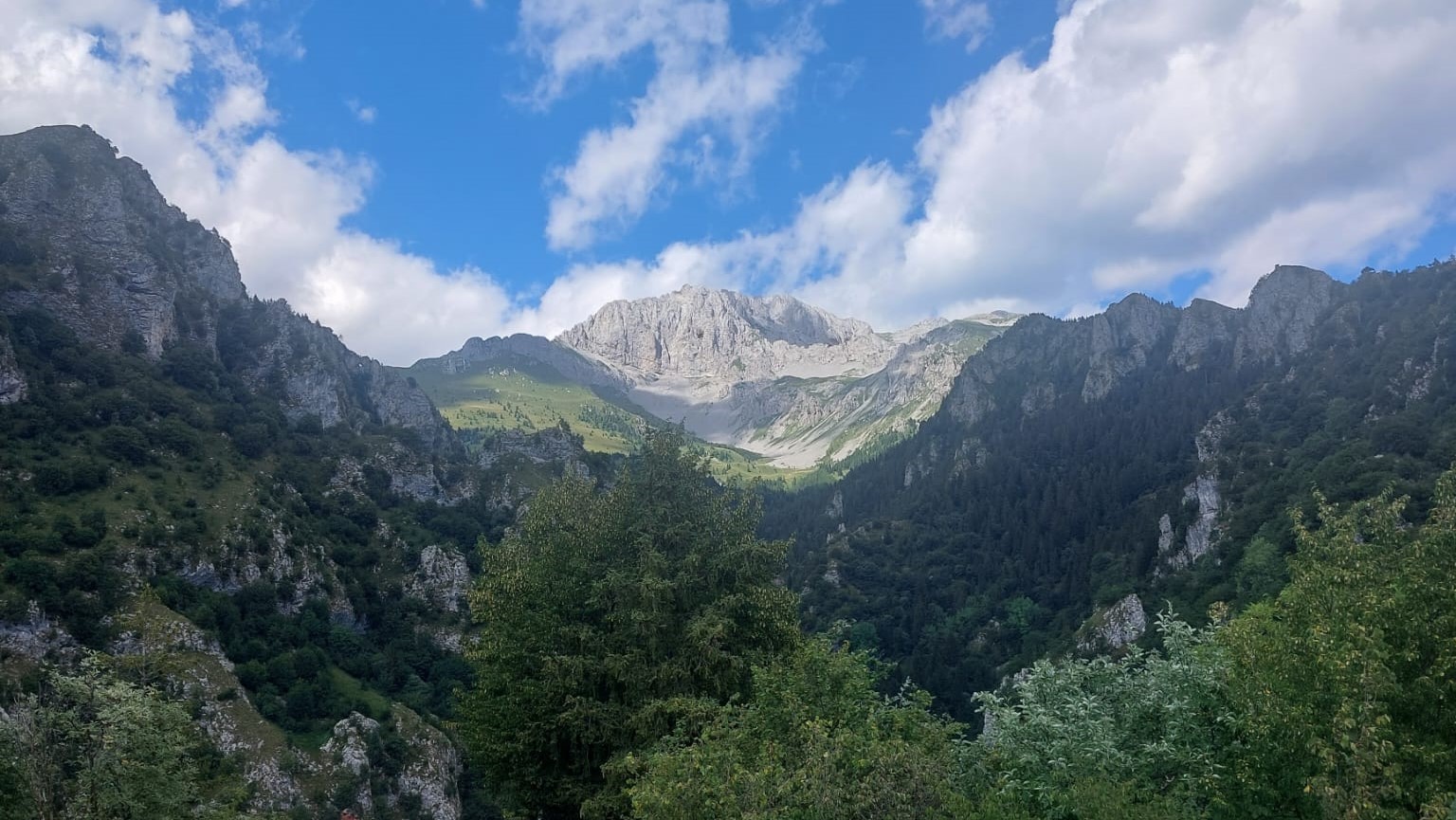 Un'escursione ad anello nella Valle dei Mulini con vista sulla Presolana